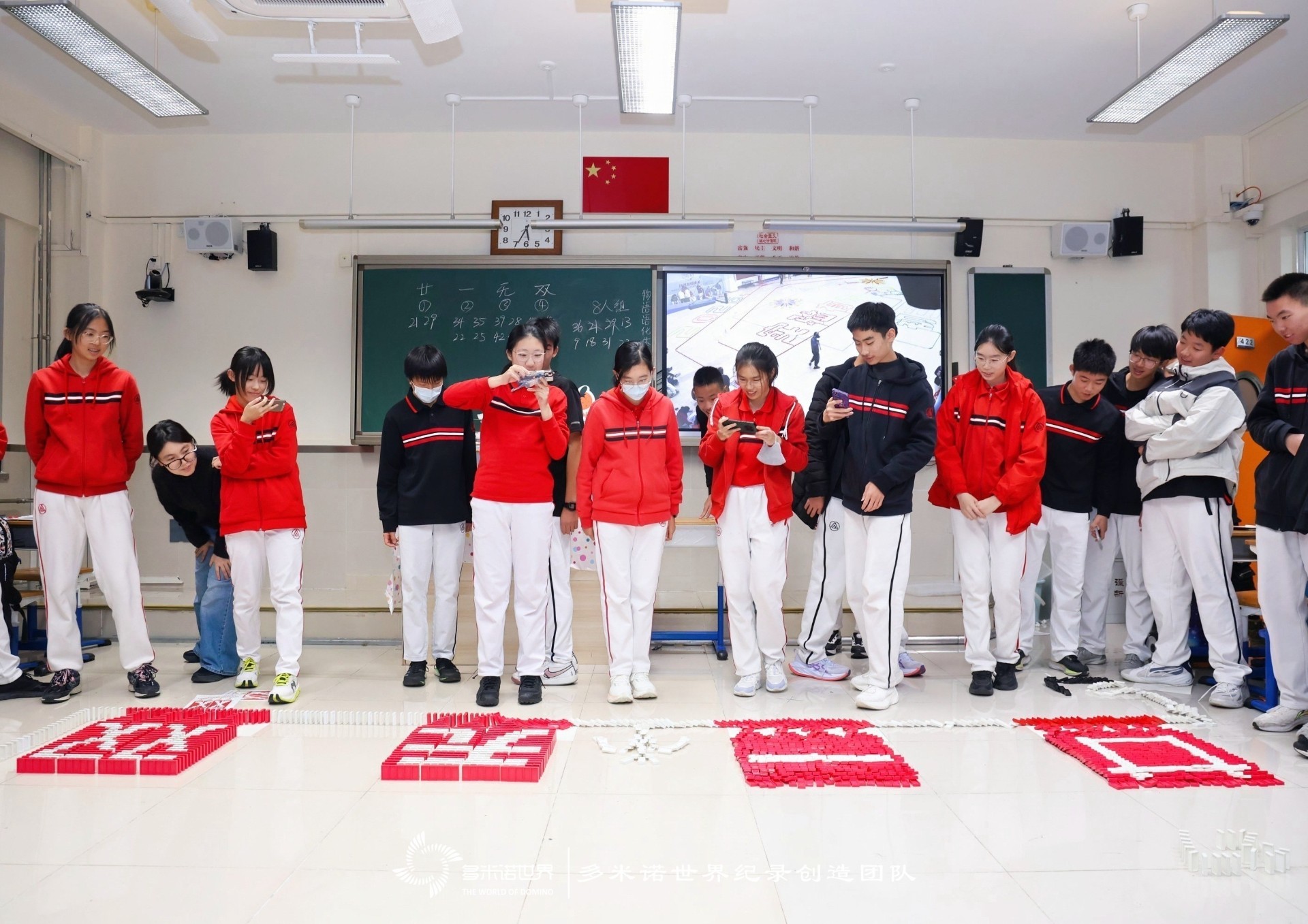 2026届初三学部多米诺共创活动点燃毕业季温情